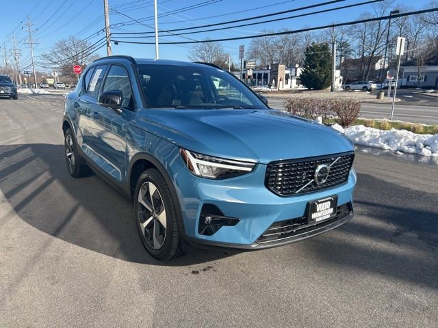 Certified 2025 Volvo XC40 B5 Plus image 6