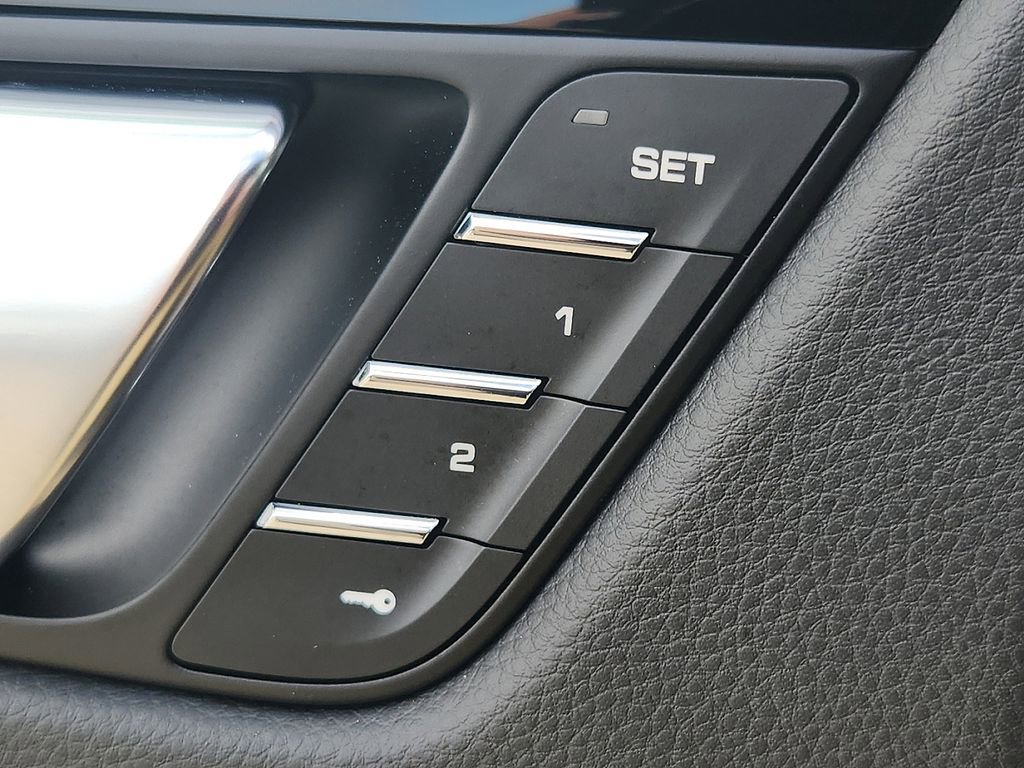 Certified 2025 Porsche Macan image 24