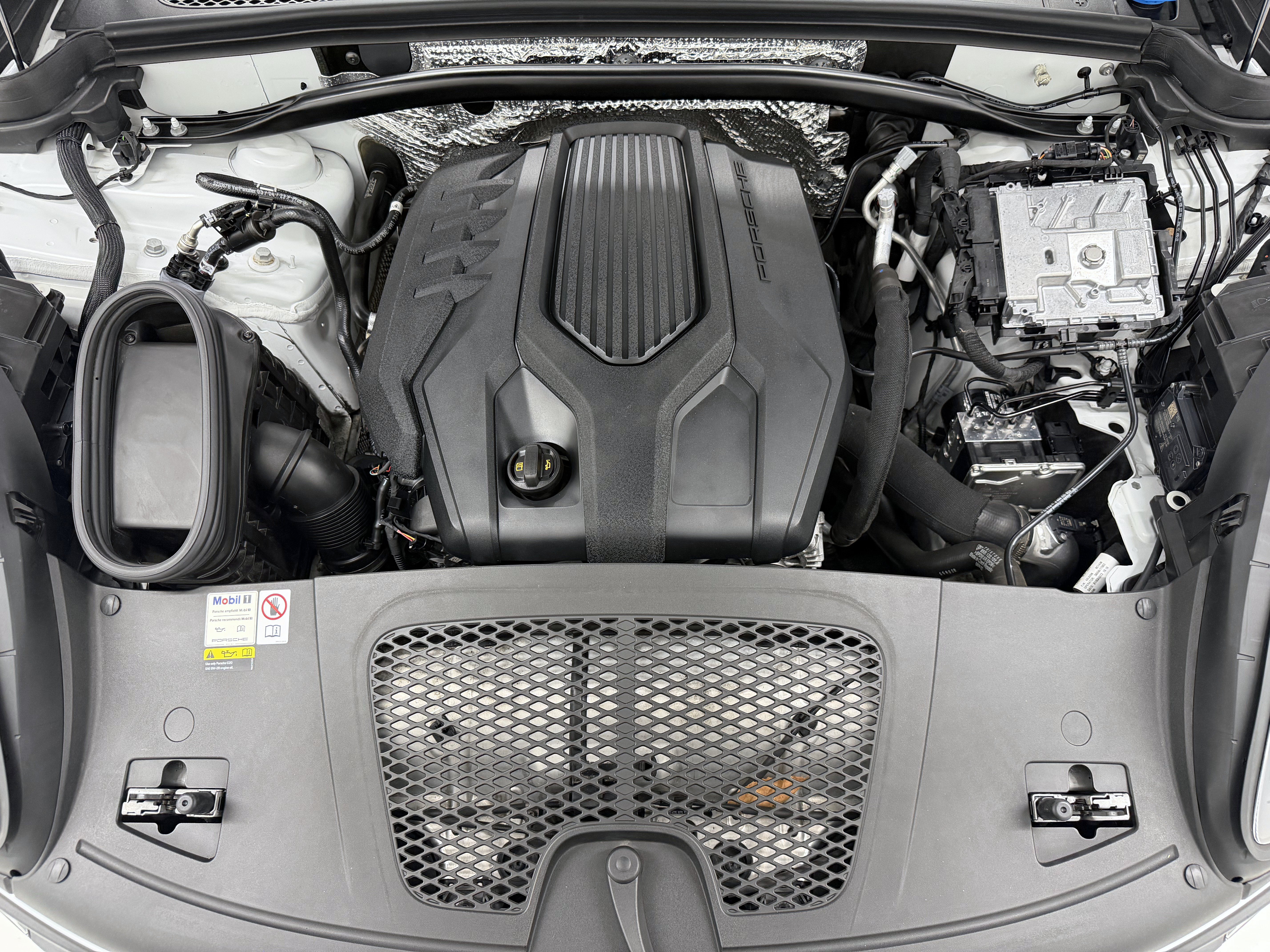 Certified 2023 Porsche Macan Turbo AWD/4WD image 65