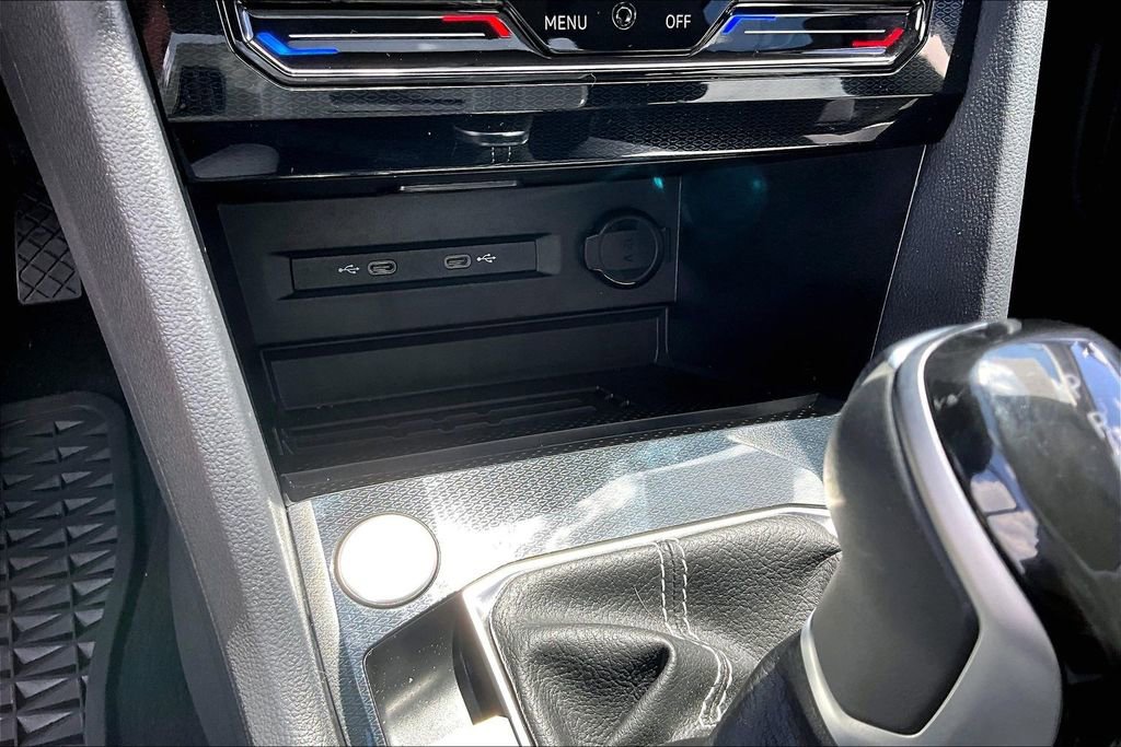 Used 2025 Volkswagen Taos SE image 29