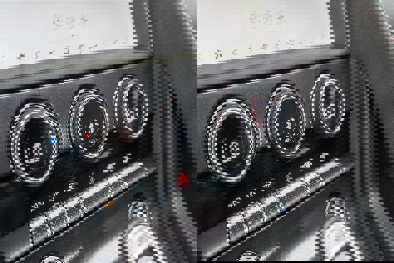 Used 2020 Jaguar F-TYPE SVR image 86