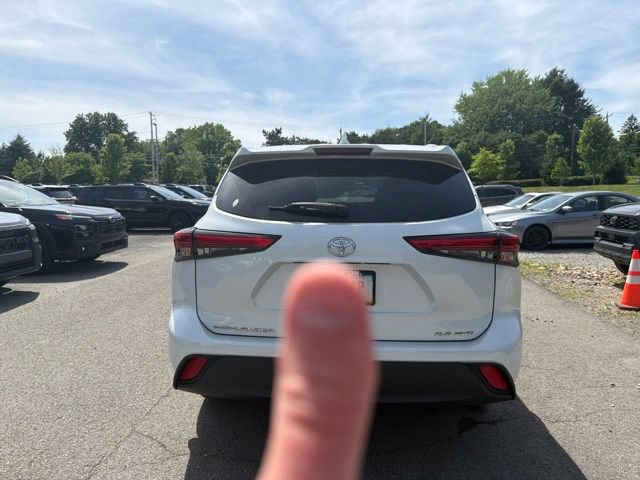 Used 2022 Toyota Highlander XLE AWD/4WD image 9