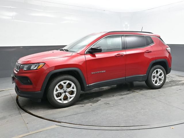 Used 2025 Jeep Compass Latitude AWD/4WD image 3