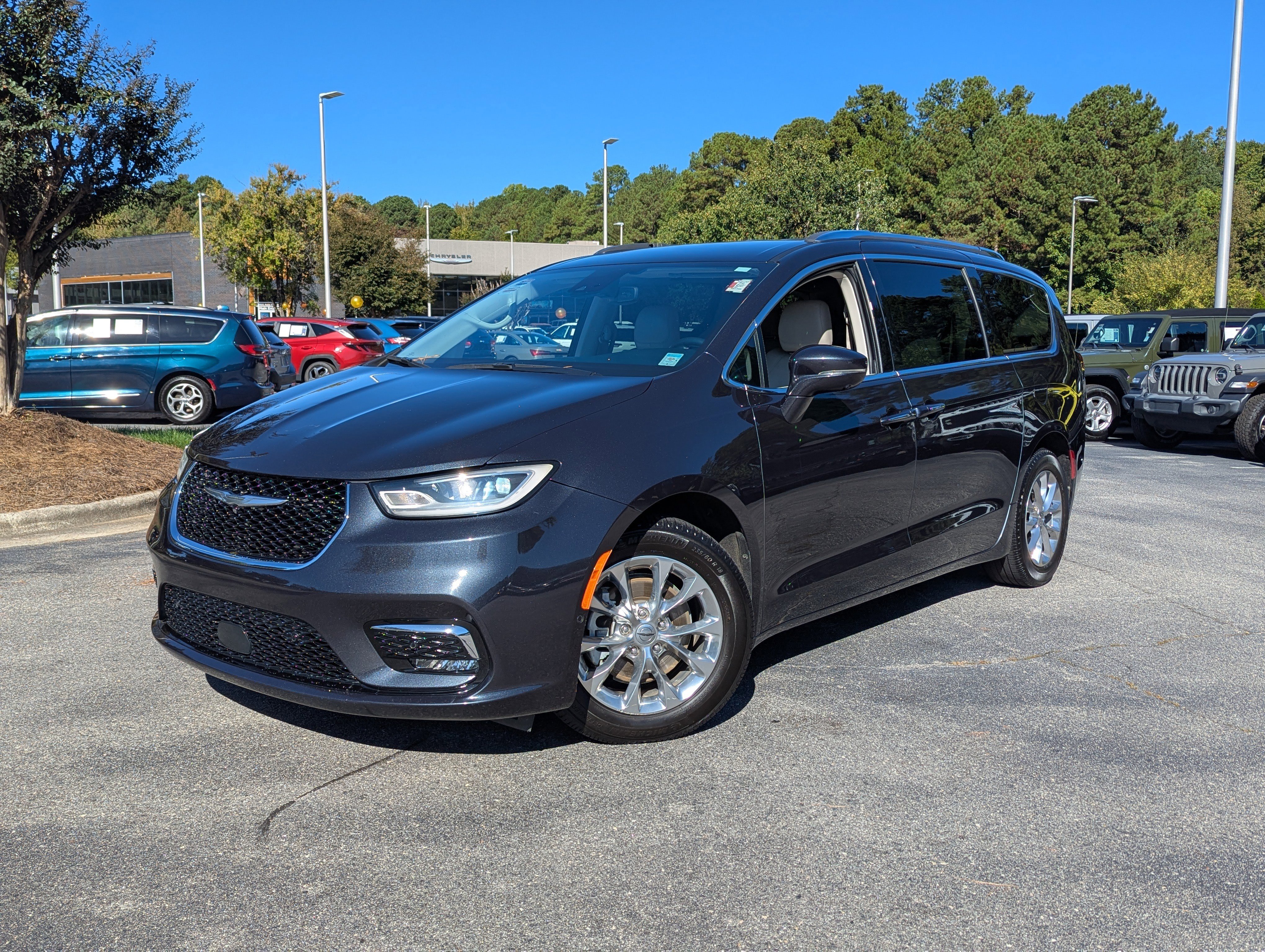Used 2021 Chrysler Pacifica Touring-L w/ Uconnect Theater Family Group