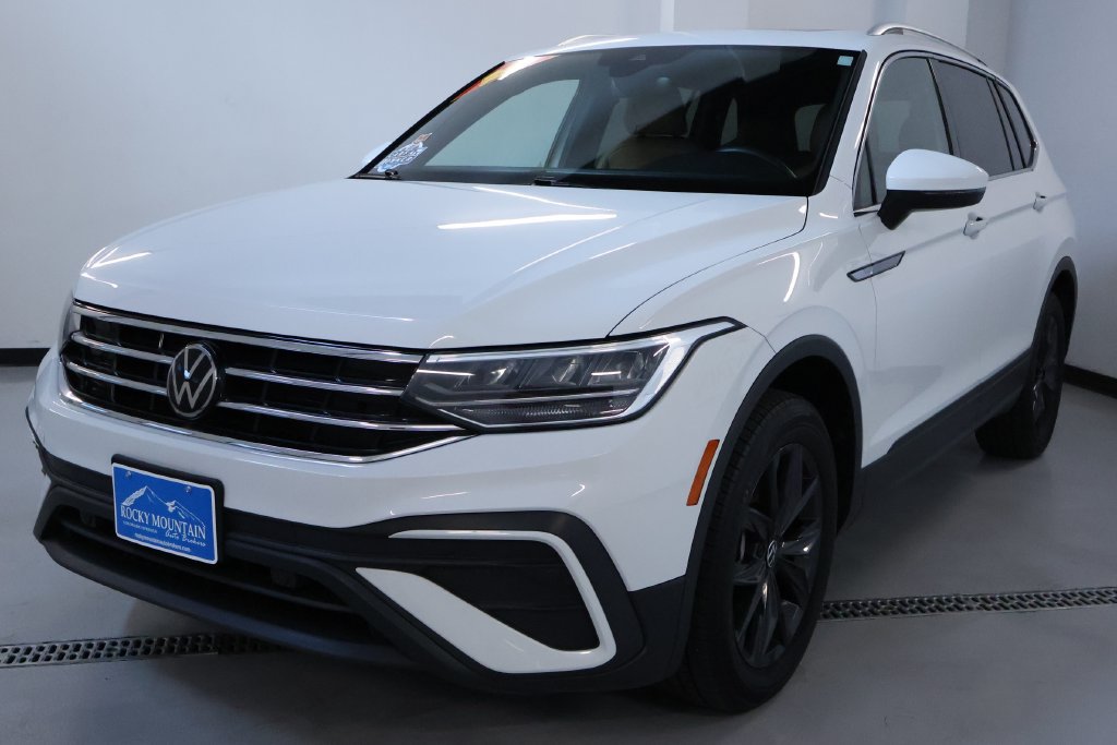 Used 2024 Volkswagen Tiguan SE w/ Panoramic Sunroof Package AWD/4WD image 3