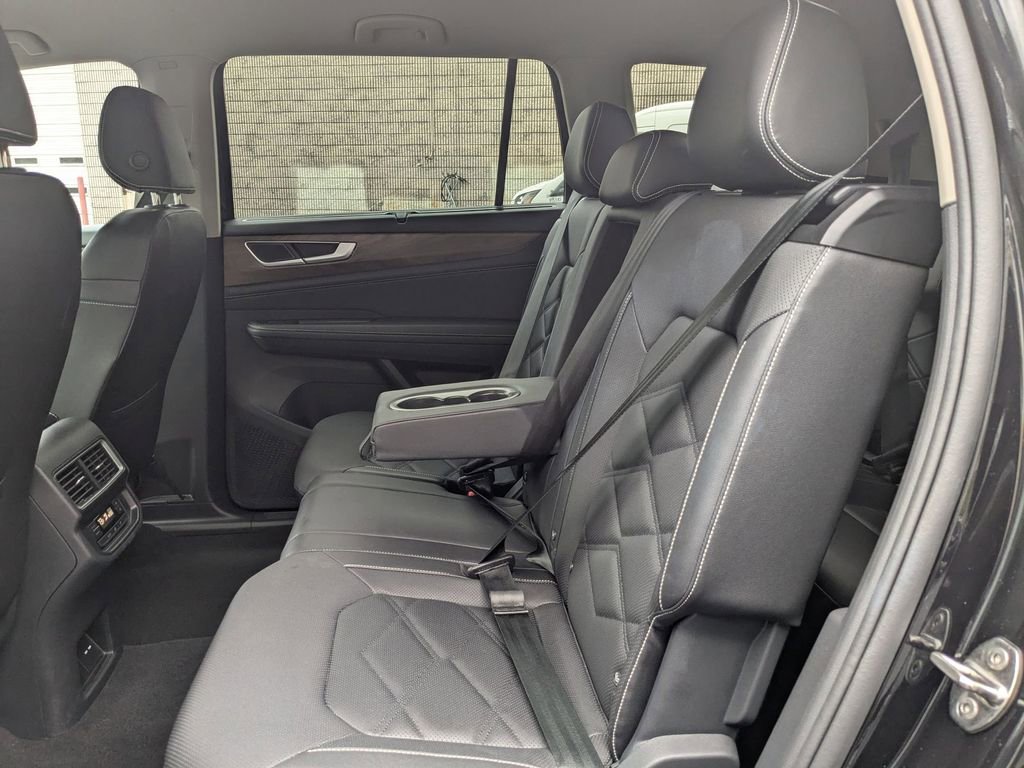 Used 2025 Volkswagen Atlas SE image 23