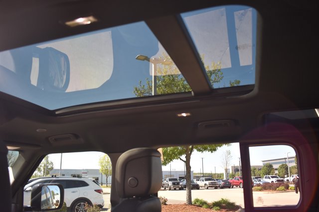 Used 2024 Land Rover Defender 110 X-Dynamic SE image 18