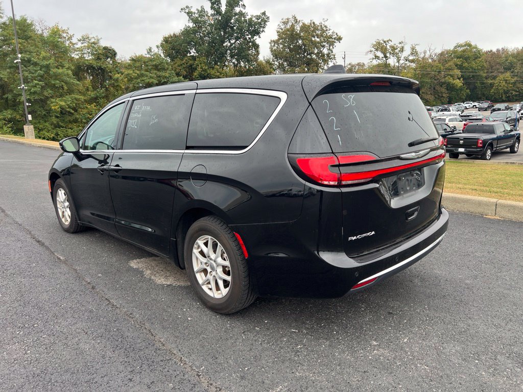 Used 2024 Chrysler Pacifica Touring-L FWD image 4
