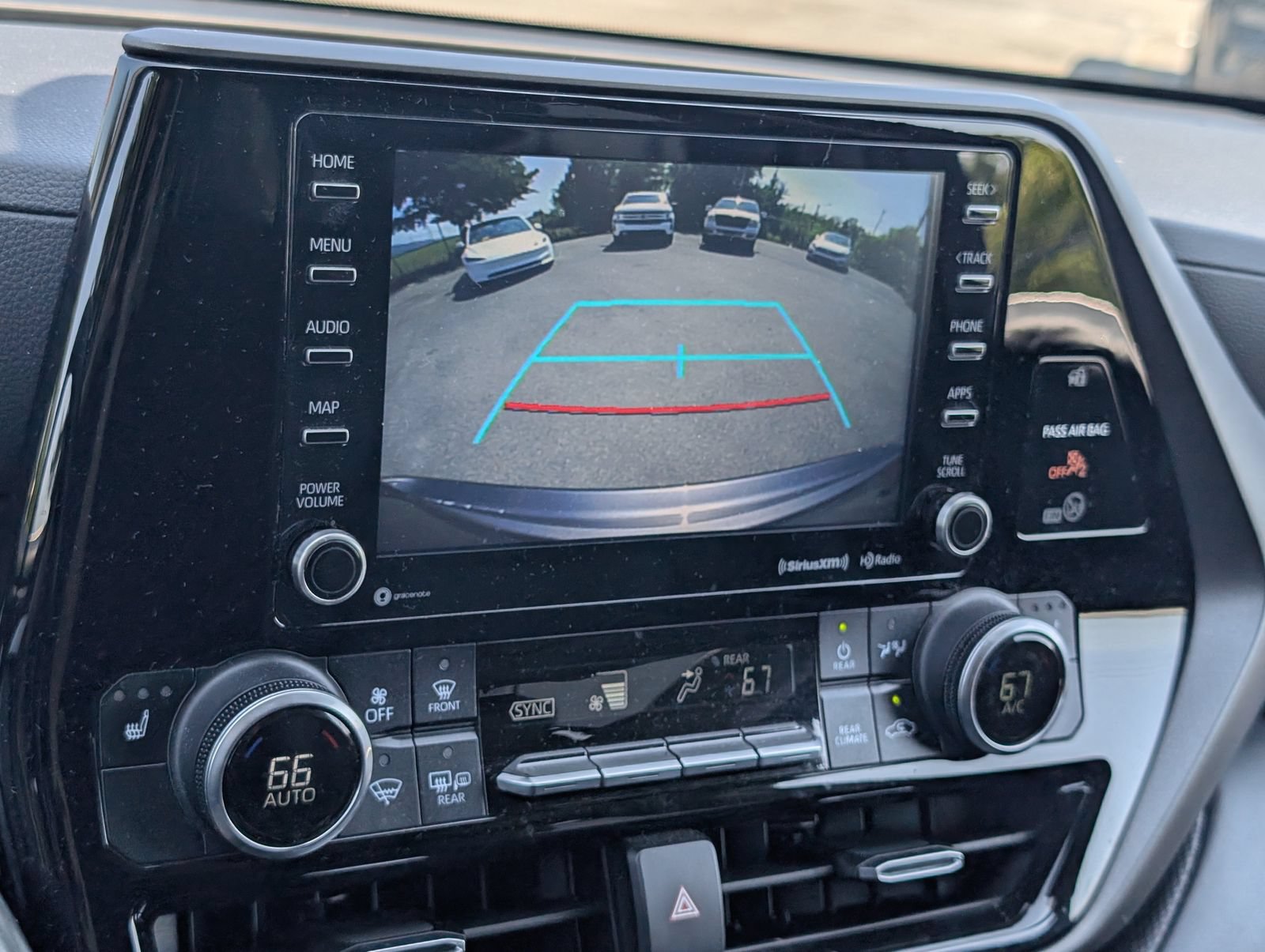 Used 2022 Toyota Highlander XLE FWD image 12