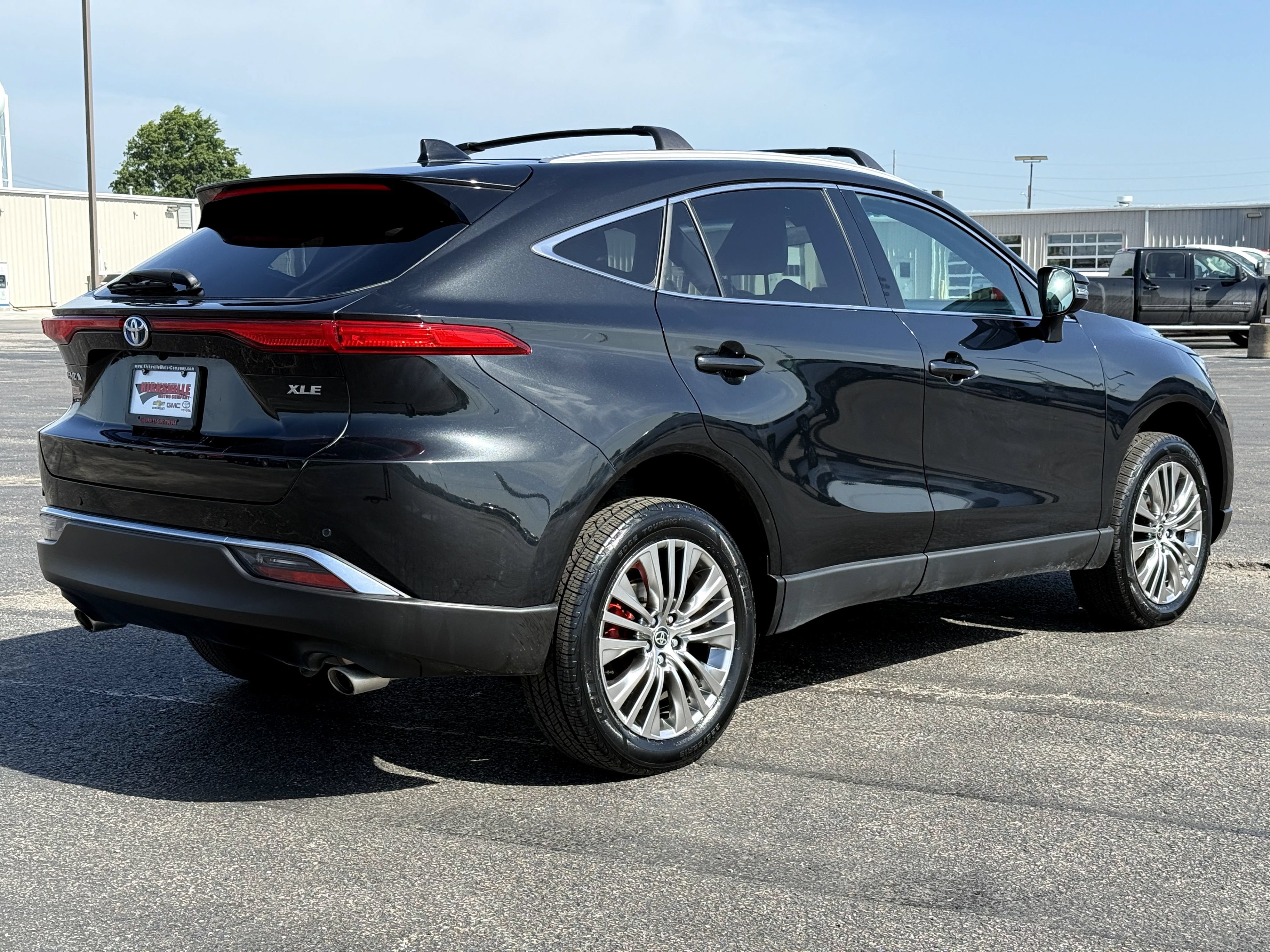 Used 2024 Toyota Venza XLE AWD/4WD image 4