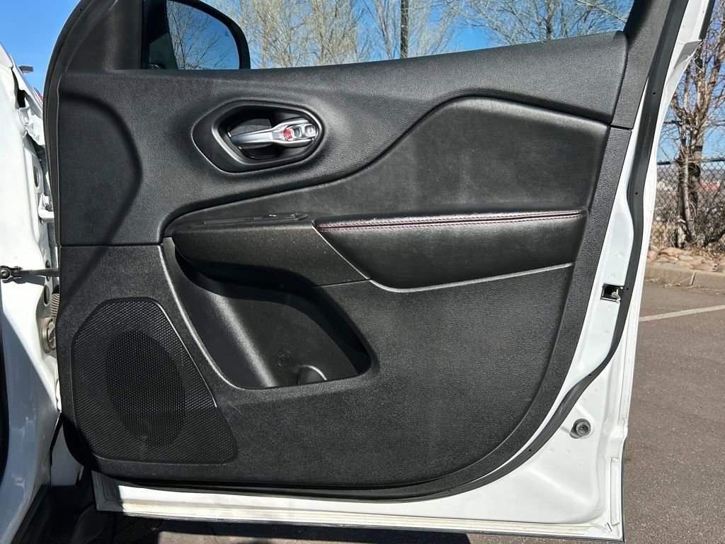 Used 2020 Jeep Cherokee Trailhawk w/ Technology Group image 31