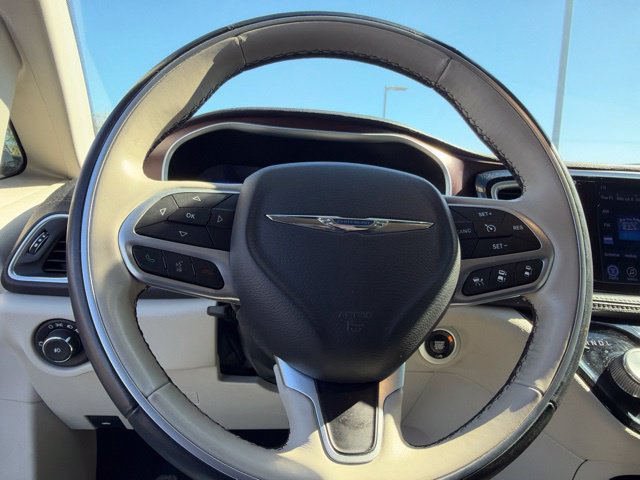 Used 2017 Chrysler Pacifica Limited w/ Advanced Safetytec Group FWD image 12