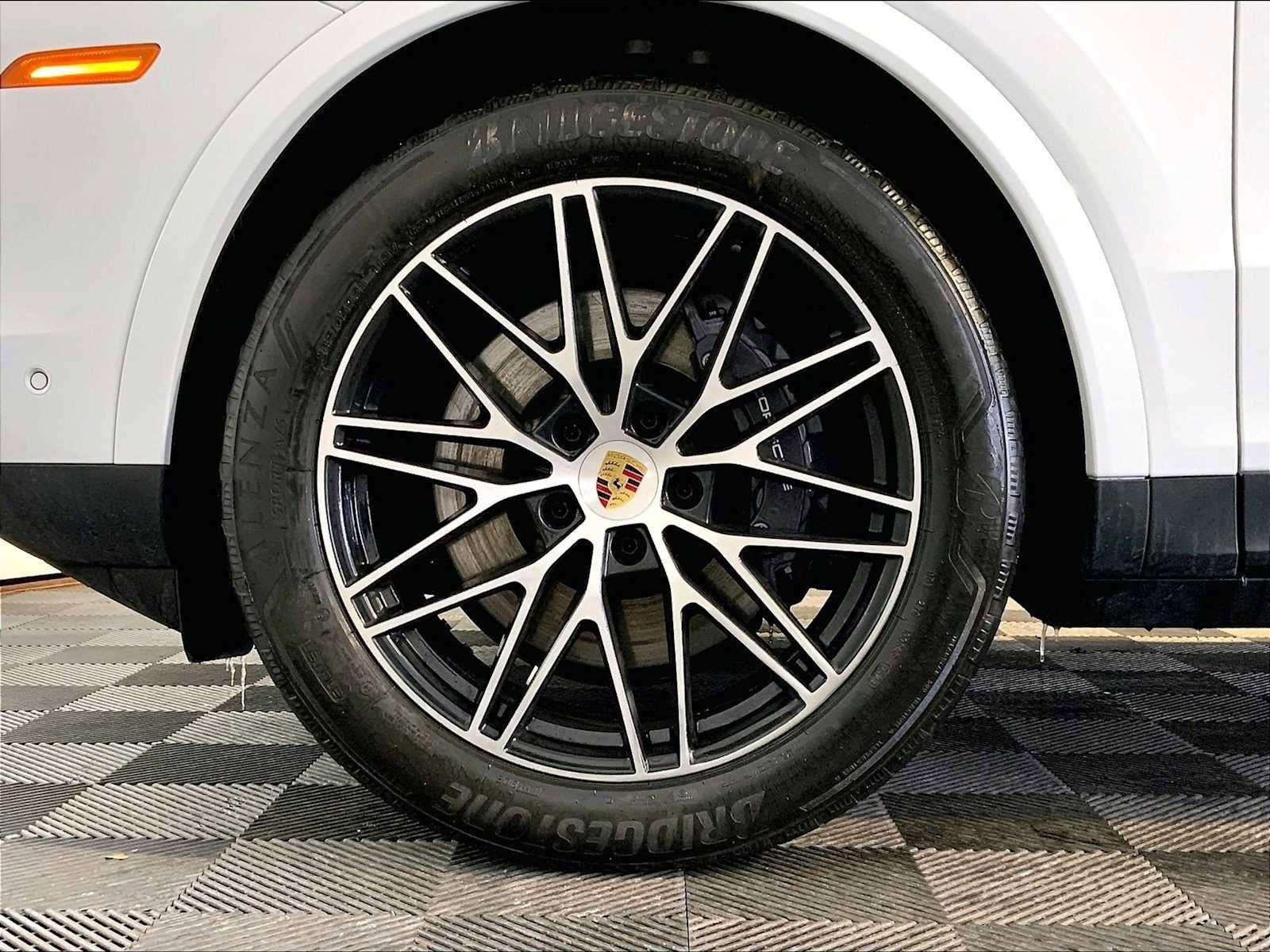 Certified 2024 Porsche Cayenne Coupe image 11