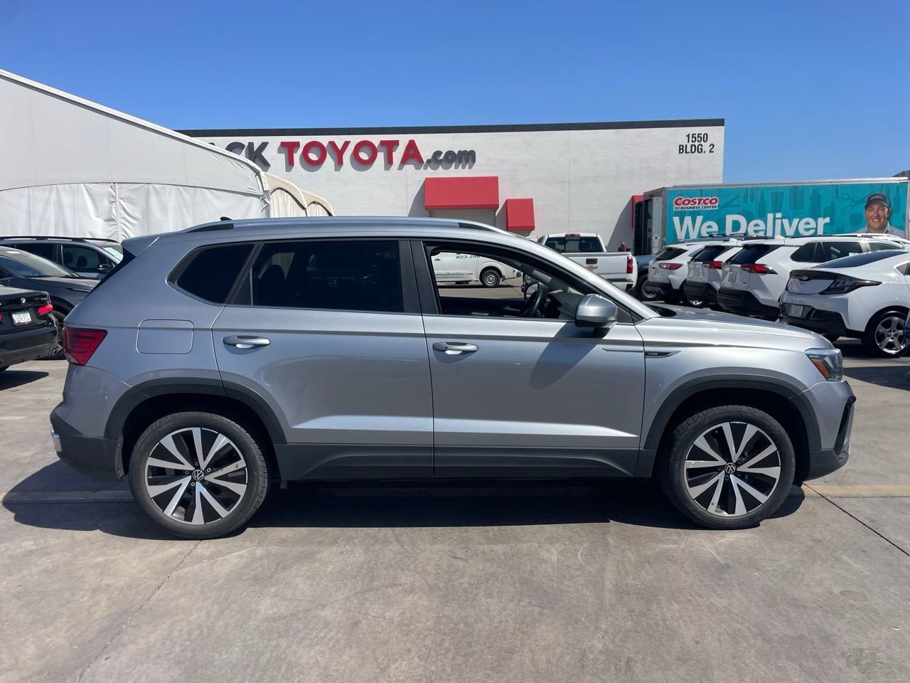 Used 2024 Volkswagen Taos SE FWD image 3