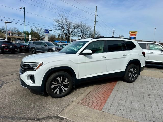 Used 2024 Volkswagen Atlas SE image 3