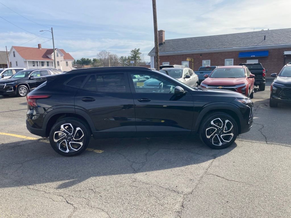 Used 2025 Chevrolet Trax RS w/ Sunroof Package FWD image 8