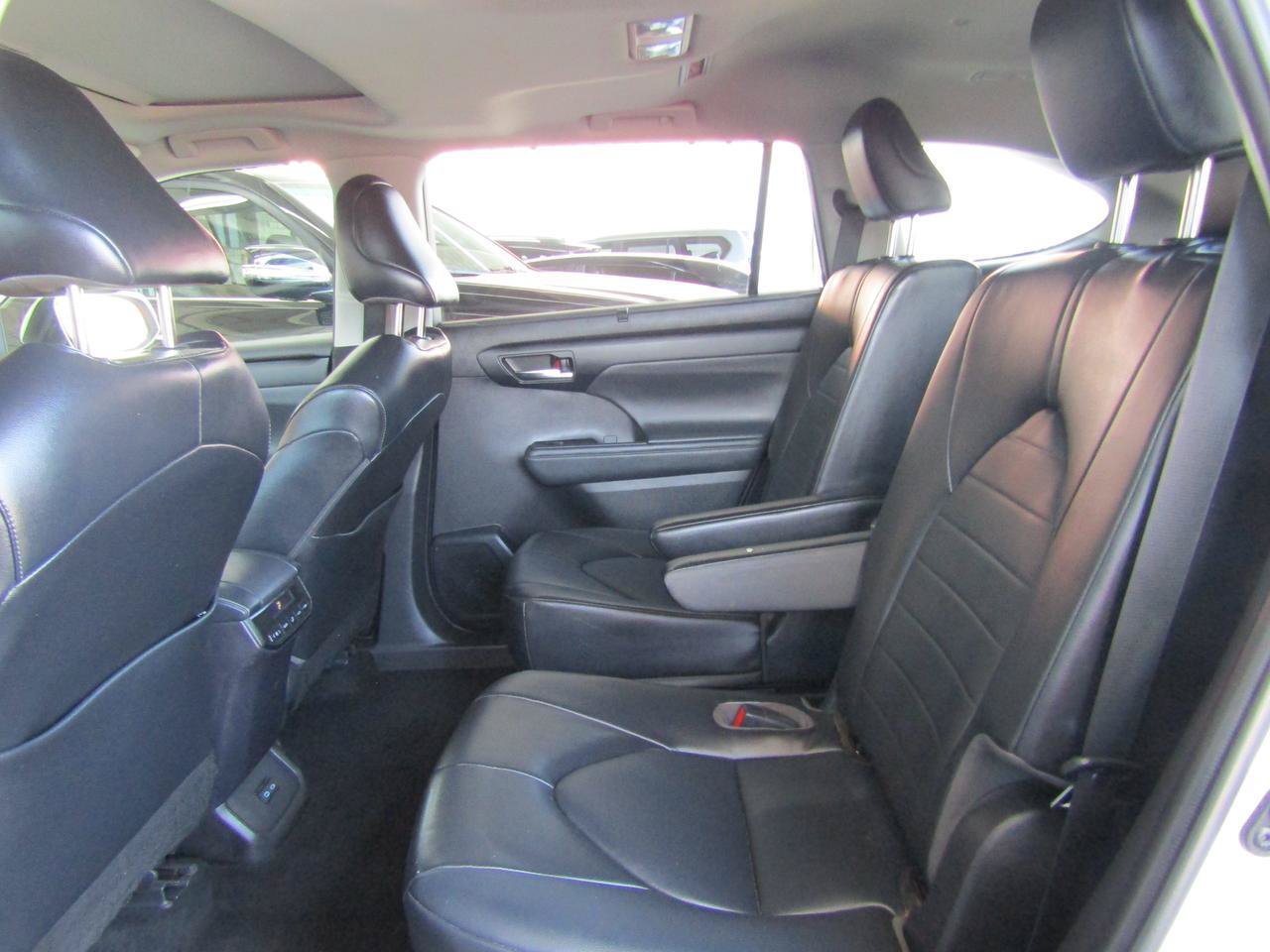 Used 2022 Toyota Highlander XLE FWD image 10