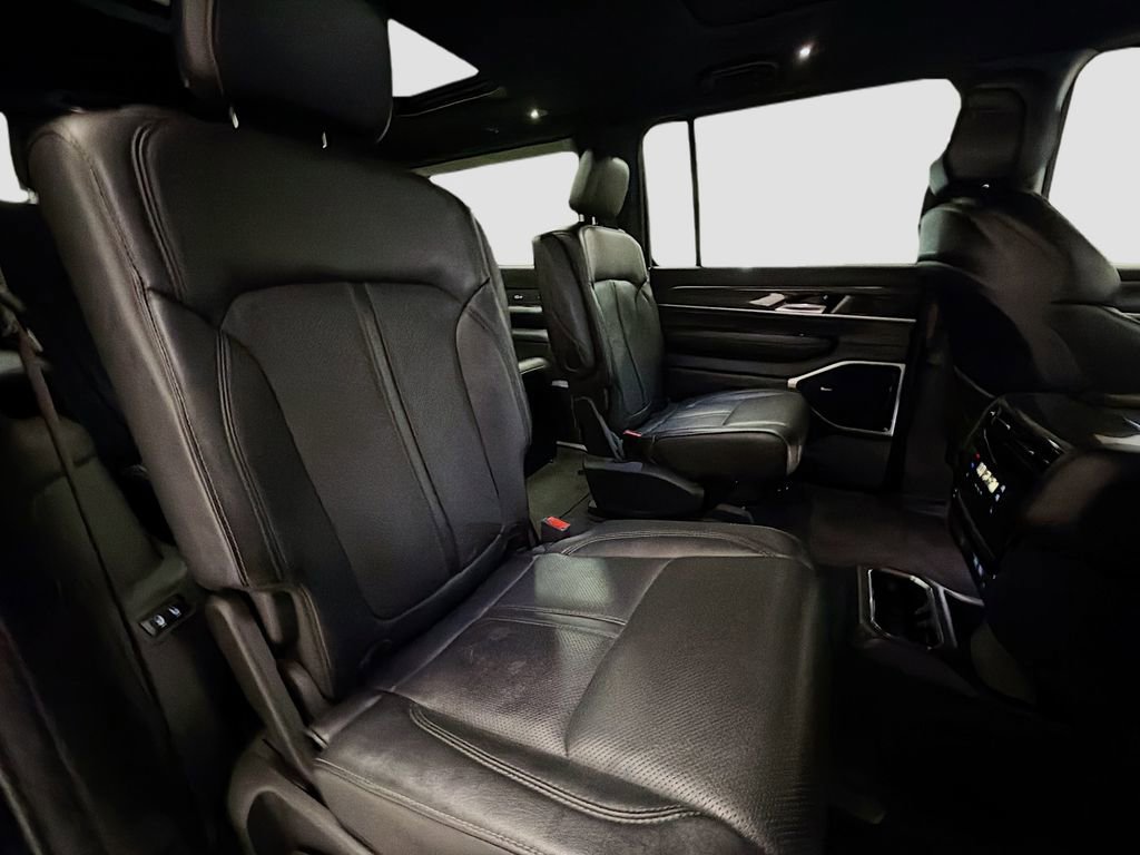 Used 2022 Jeep Wagoneer Series III w/ Premium Group I AWD/4WD image 31