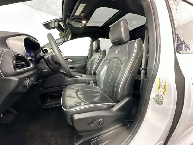 Used 2024 Chrysler Pacifica Premium image 21