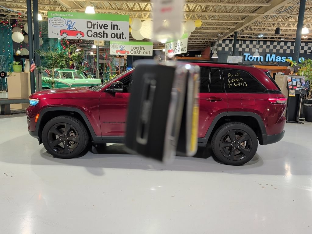 Used 2023 Jeep Grand Cherokee Altitude AWD/4WD image 4