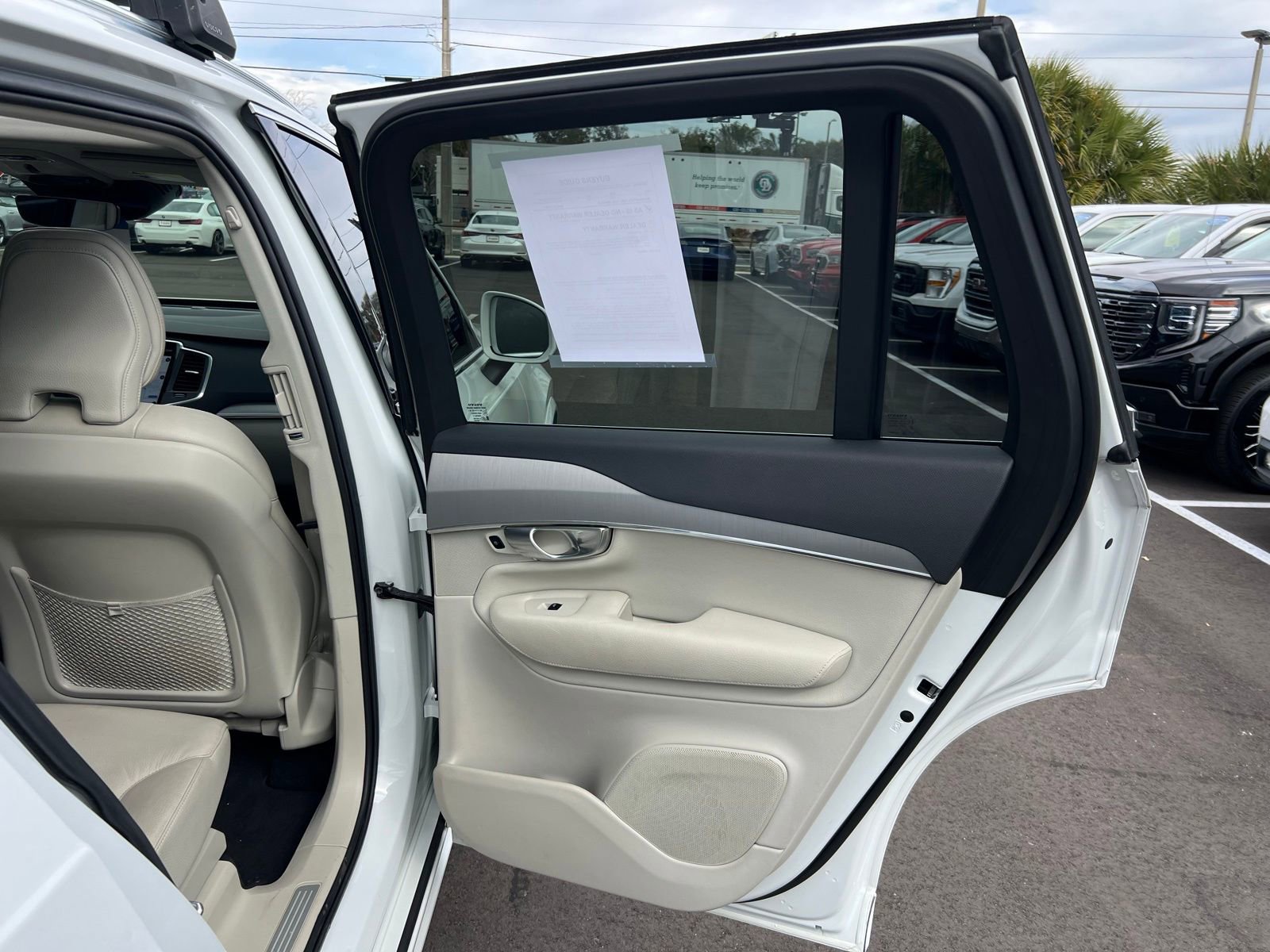 Used 2022 Volvo XC90 T5 Momentum image 47