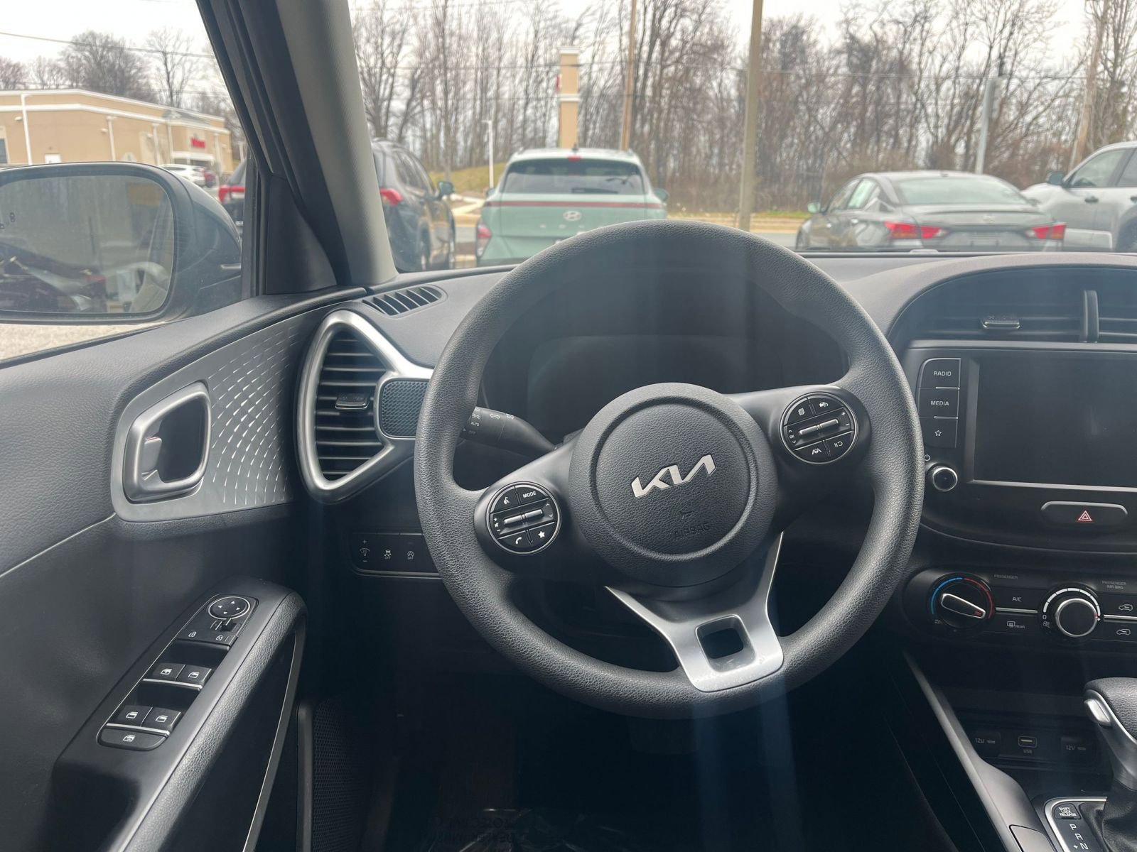 Used 2025 Kia Soul LX w/ LX Technology Package image 32