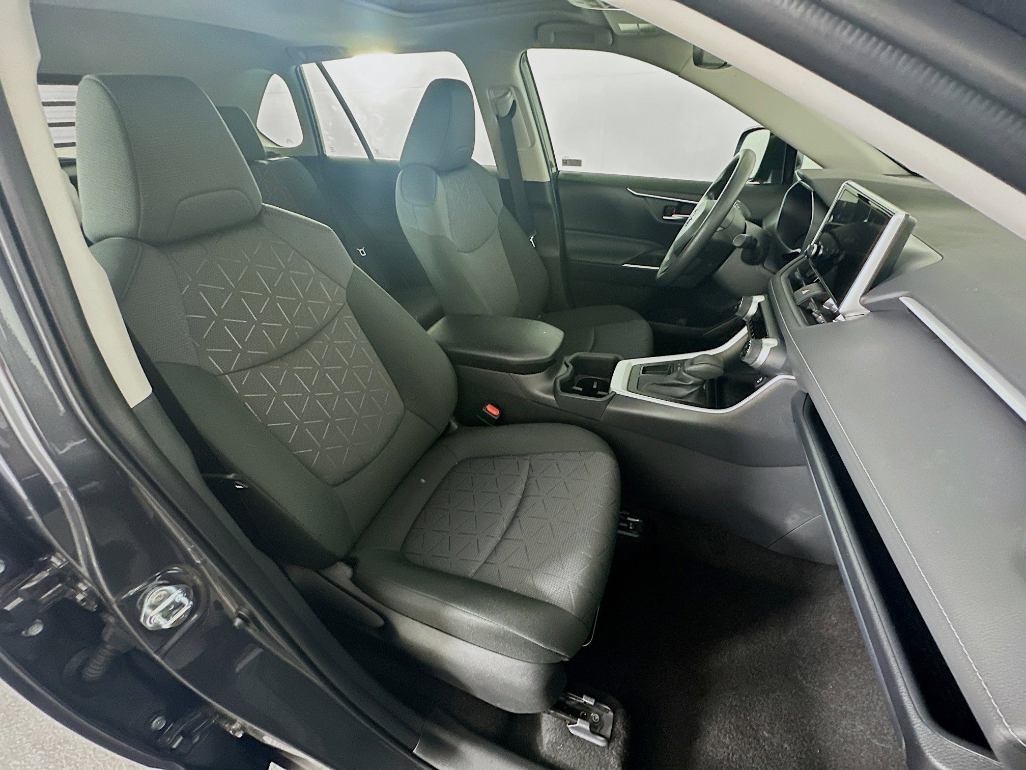 Used 2025 Toyota RAV4 XLE w/ Convenience Package FWD image 31