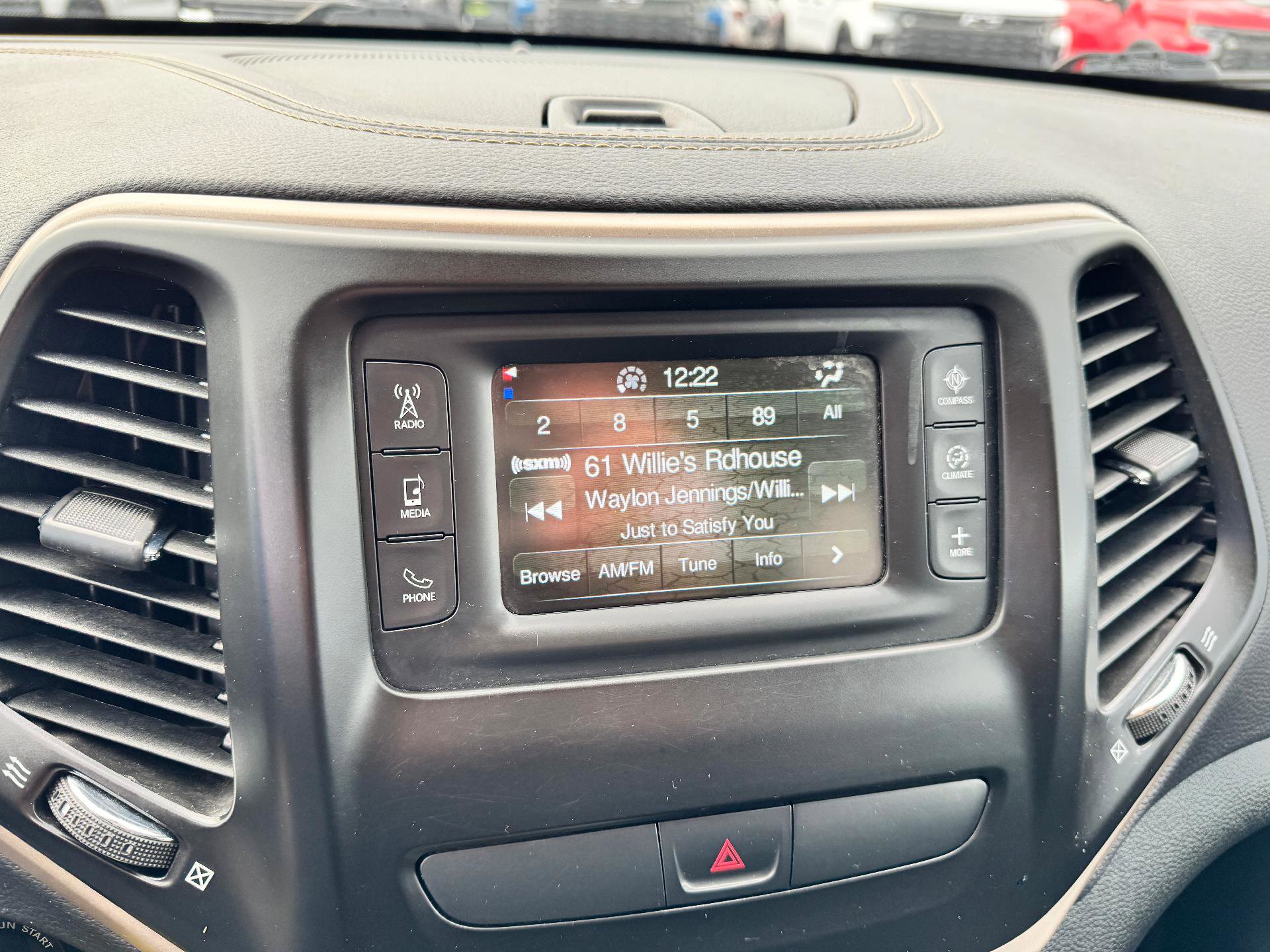 Used 2018 Jeep Cherokee Latitude w/ Cold Weather Group image 26