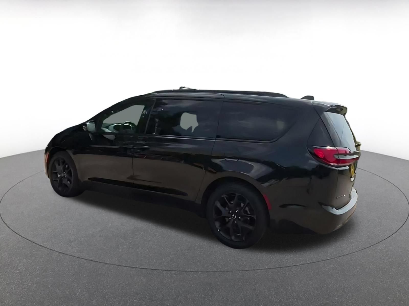 Used 2025 Chrysler Pacifica Limited FWD image 10