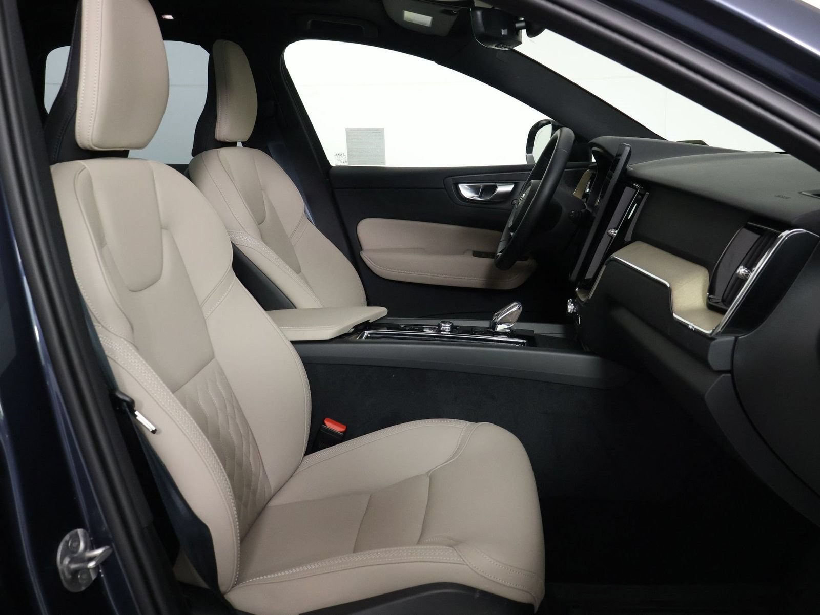 Certified 2026 Volvo XC60 B5 Plus w/ Protection Package Premier AWD/4WD image 29