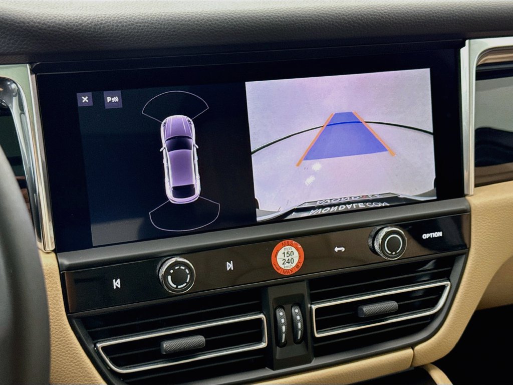 Certified 2025 Porsche Macan AWD/4WD image 19