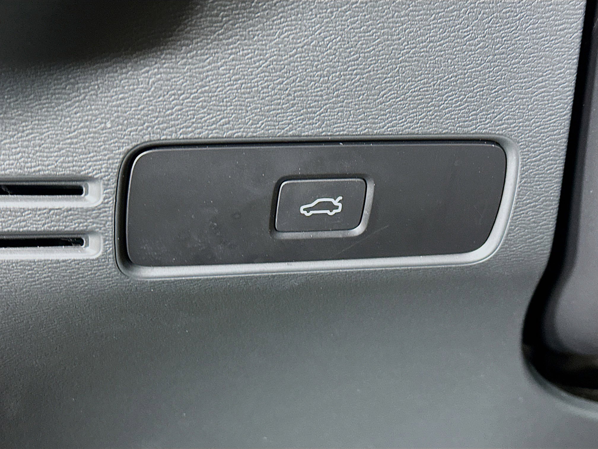 Used 2025 Volvo XC40 B5 Core image 17