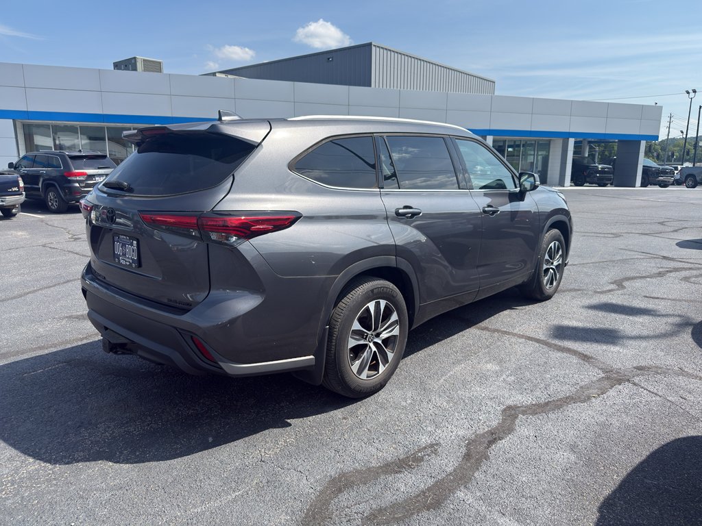 Used 2022 Toyota Highlander XLE AWD/4WD image 5