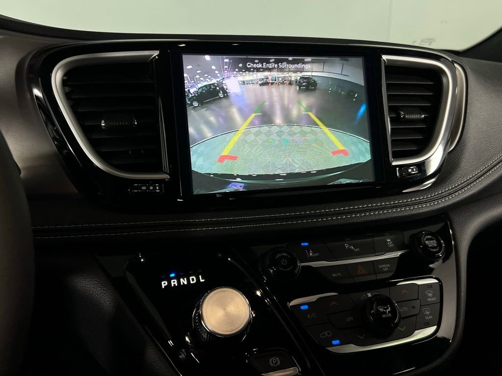 Used 2025 Chrysler Pacifica Select image 21