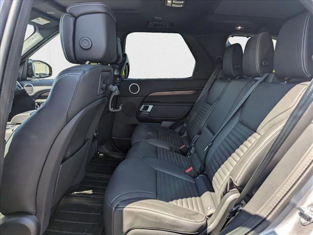 New 2025 Land Rover Discovery Dynamic SE image 17