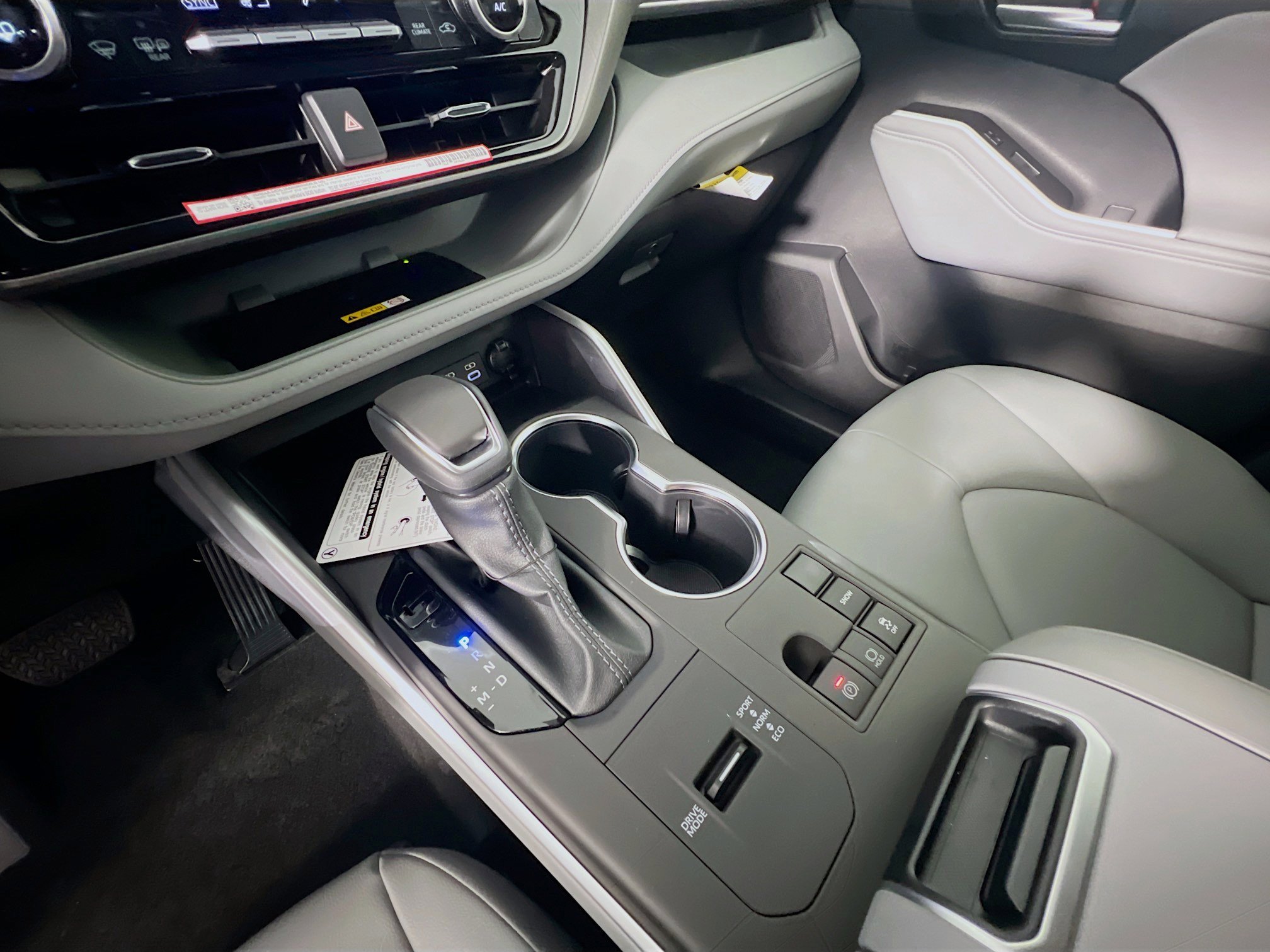 Used 2025 Toyota Highlander XLE image 26