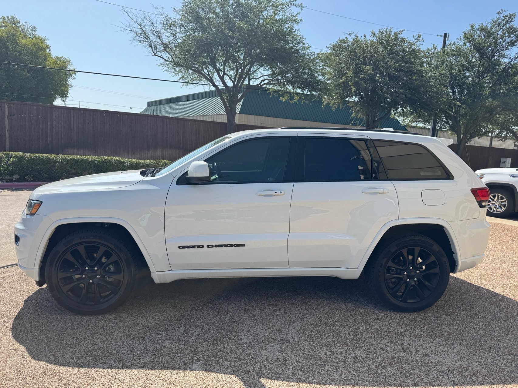 Used 2019 Jeep Grand Cherokee Altitude AWD/4WD image 6