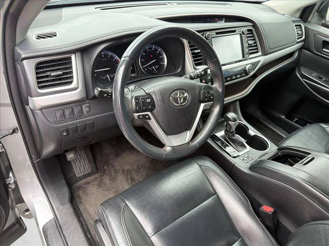 Used 2016 Toyota Highlander XLE w/ Four Season Floor Mat Package AWD/4WD image 13