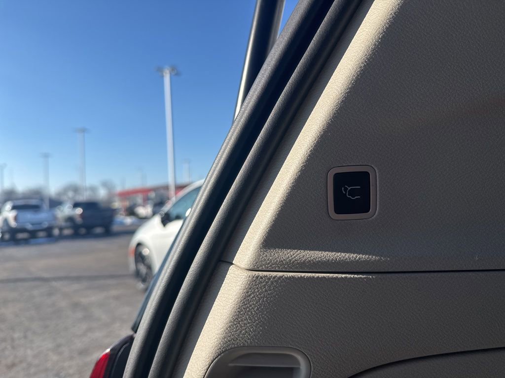 Used 2023 Chrysler Pacifica Touring-L FWD image 29