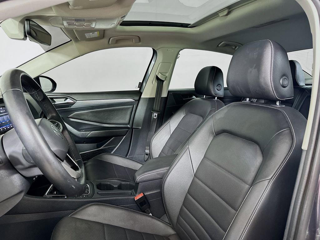 Used 2022 Volkswagen Jetta SE w/ Panoramic Sunroof Package FWD image 8
