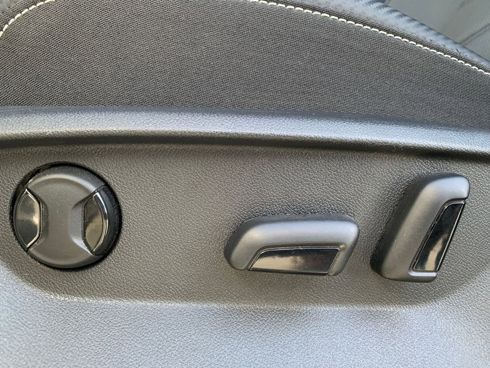 Used 2025 Volkswagen Atlas Cross Sport SE image 24