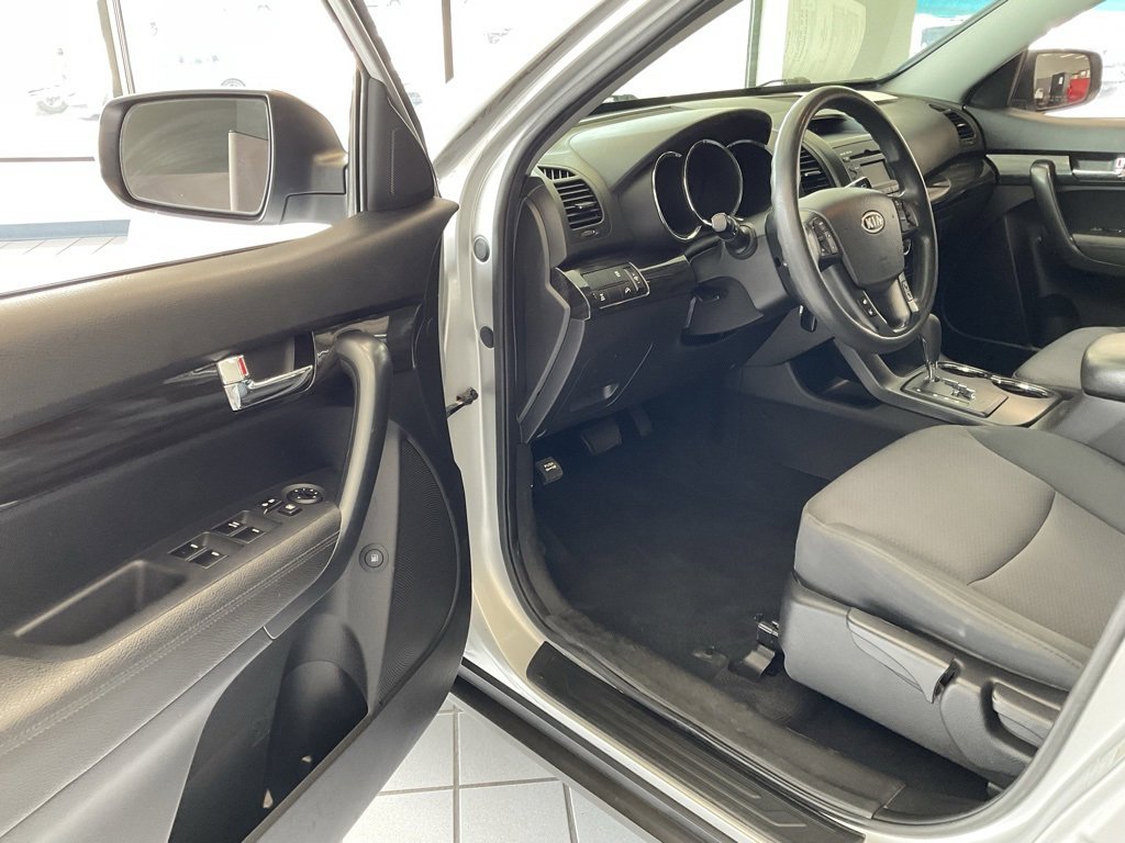 Used 2013 Kia Sorento LX image 9