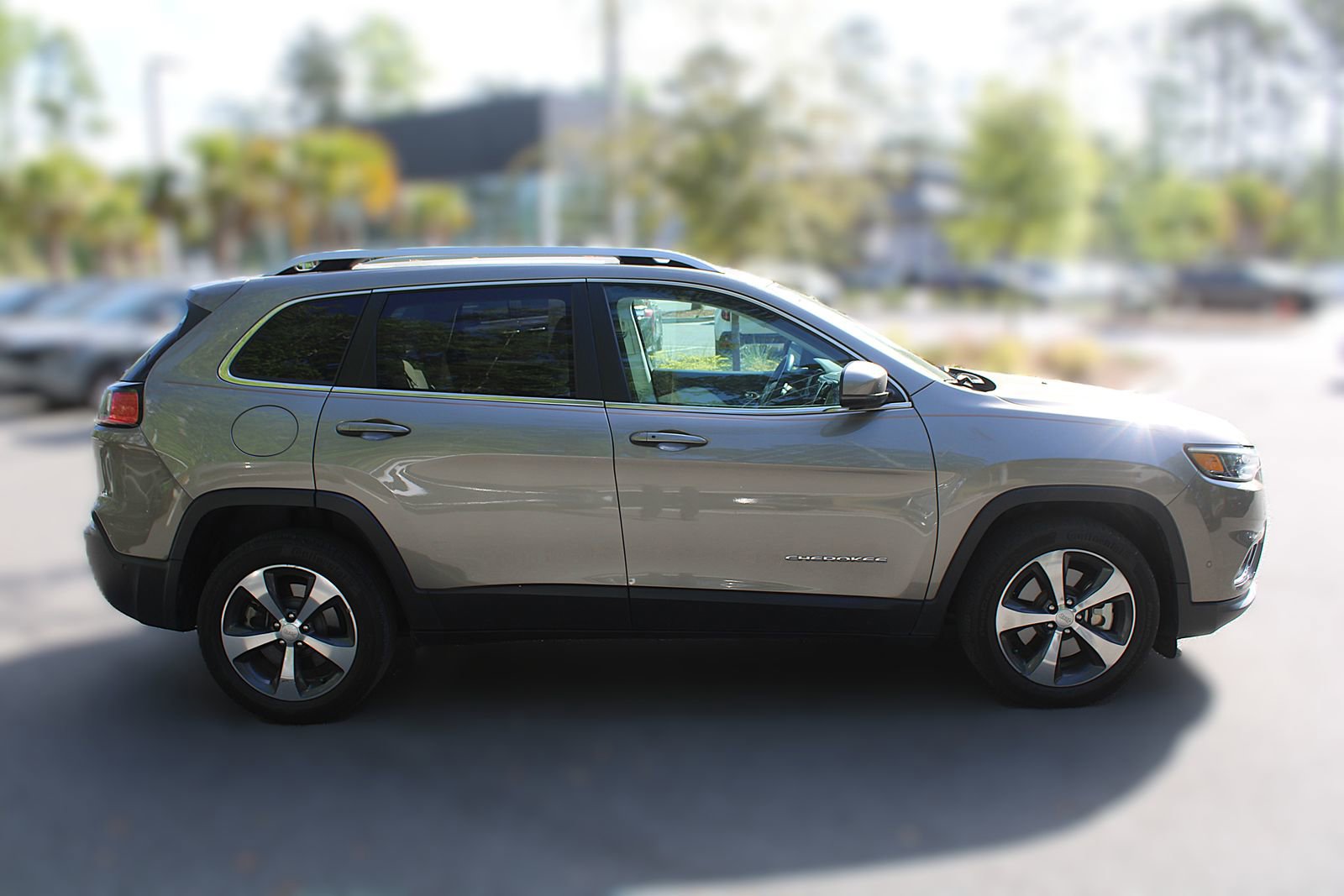 Used 2019 Jeep Cherokee Limited w/ Technology Group image 14