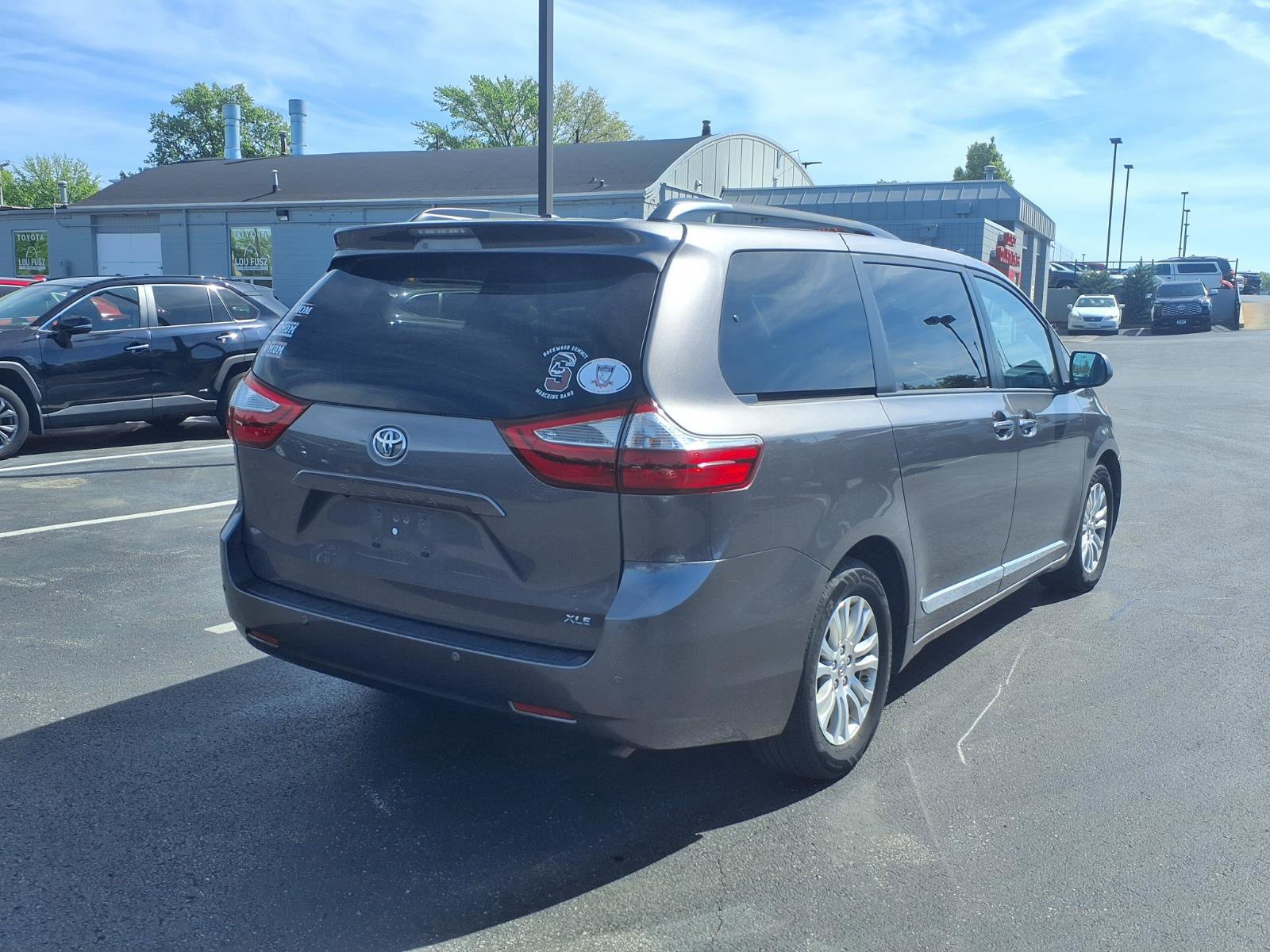 Used 2017 Toyota Sienna XLE Premium FWD image 4