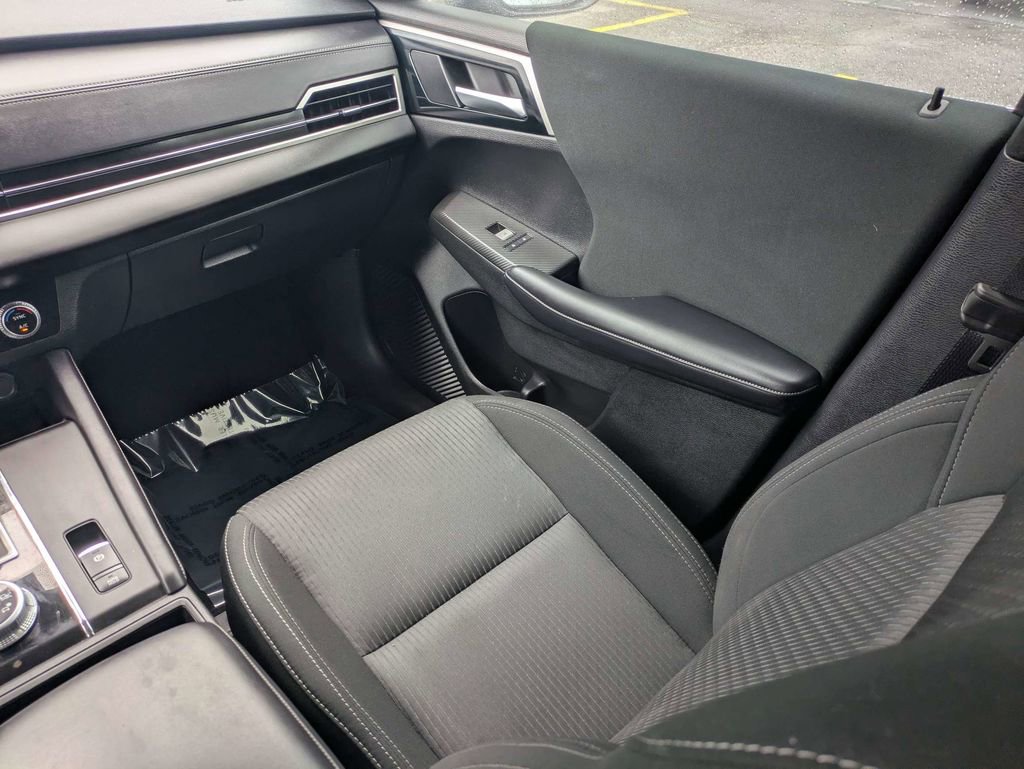 Used 2024 Mitsubishi Outlander ES FWD image 16