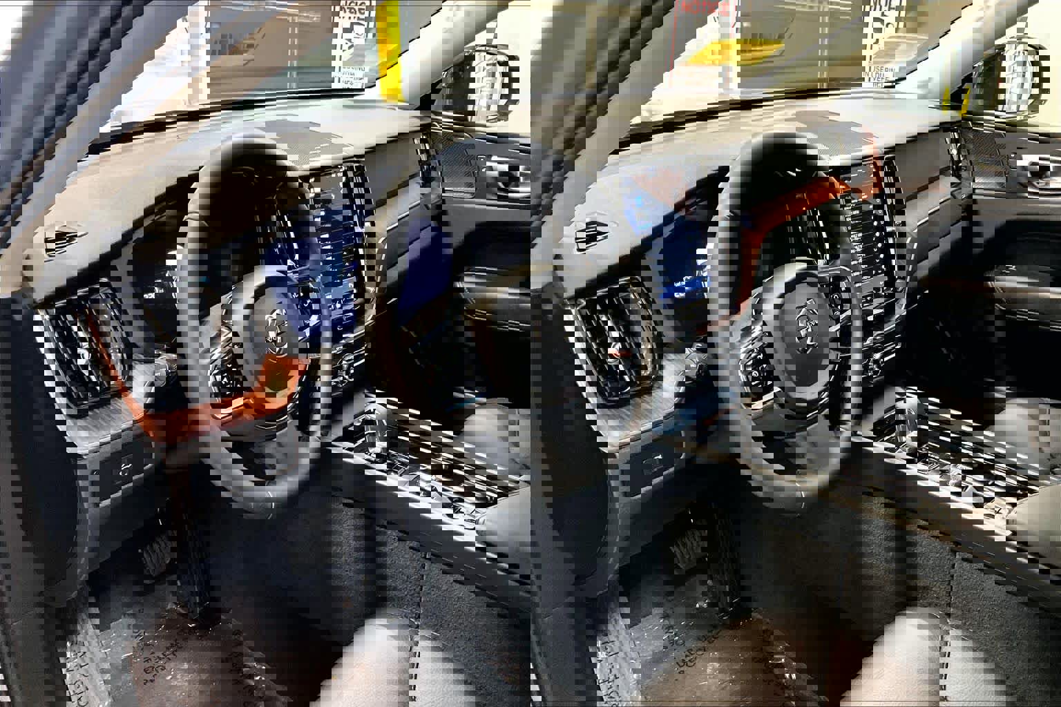 Used 2024 Volvo XC60 B5 Plus image 17