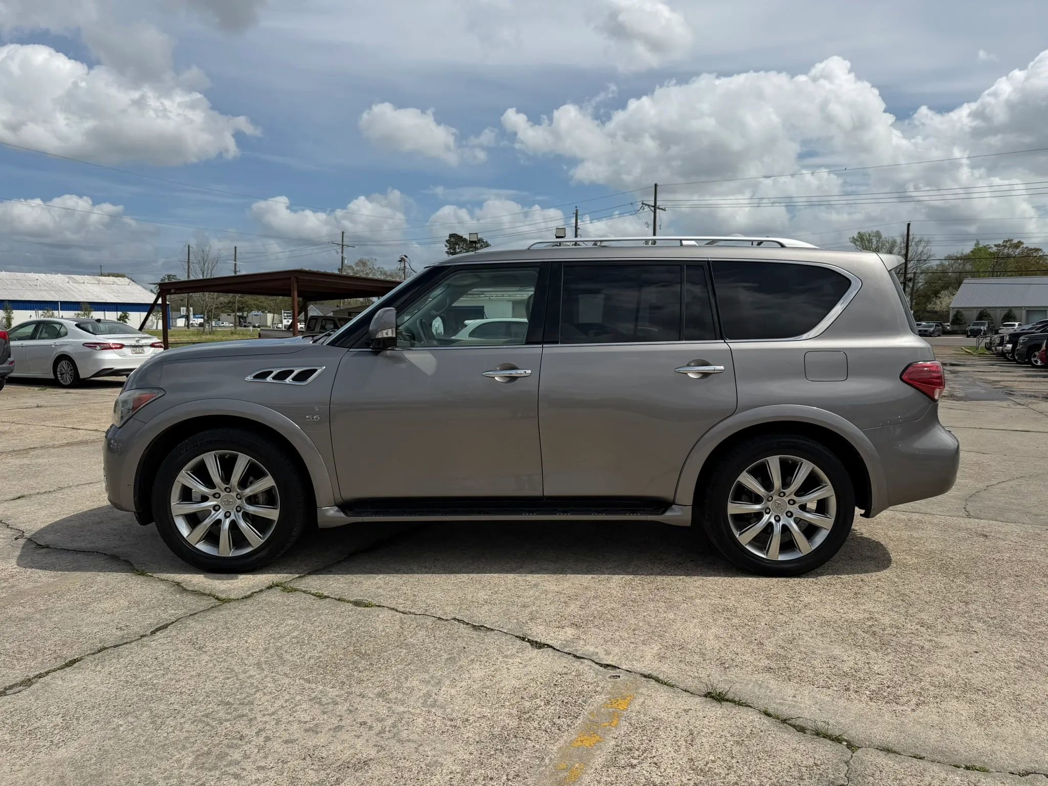 Used 2014 INFINITI QX80 2WD w/ Deluxe Touring Package image 2
