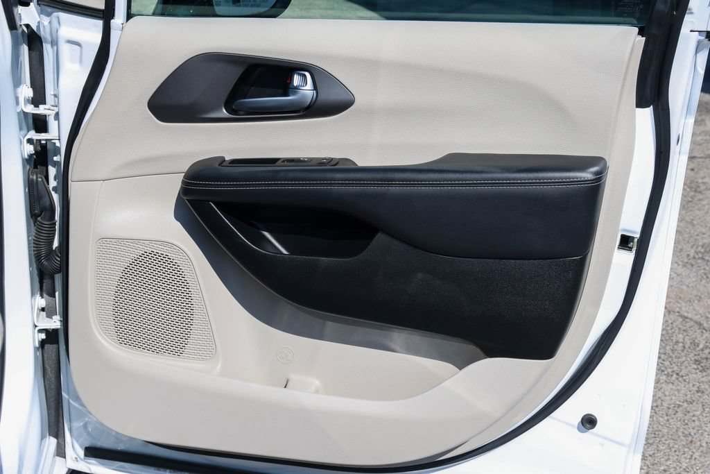 Used 2024 Chrysler Pacifica Touring-L FWD image 9