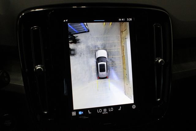 Used 2025 Volvo XC40 B5 Plus image 11