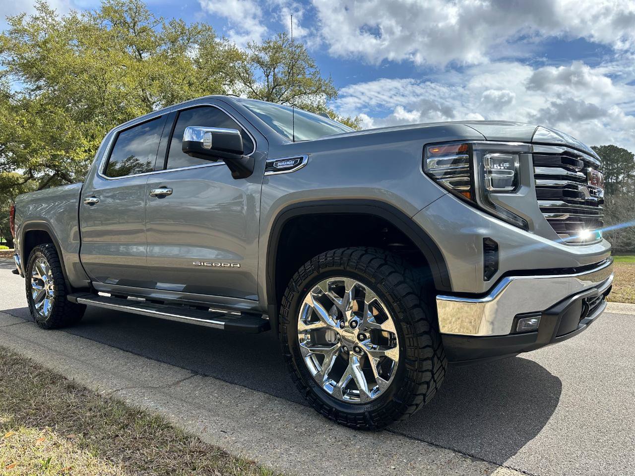 Used 2025 GMC Sierra 1500 SLT w/ SLT Premium Package image 3